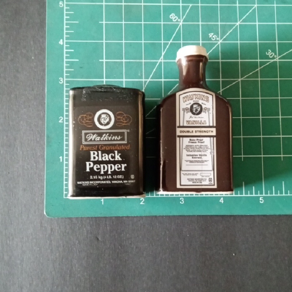 Watkins Black Pepper and Vanilla Extract Set Salt Shakers